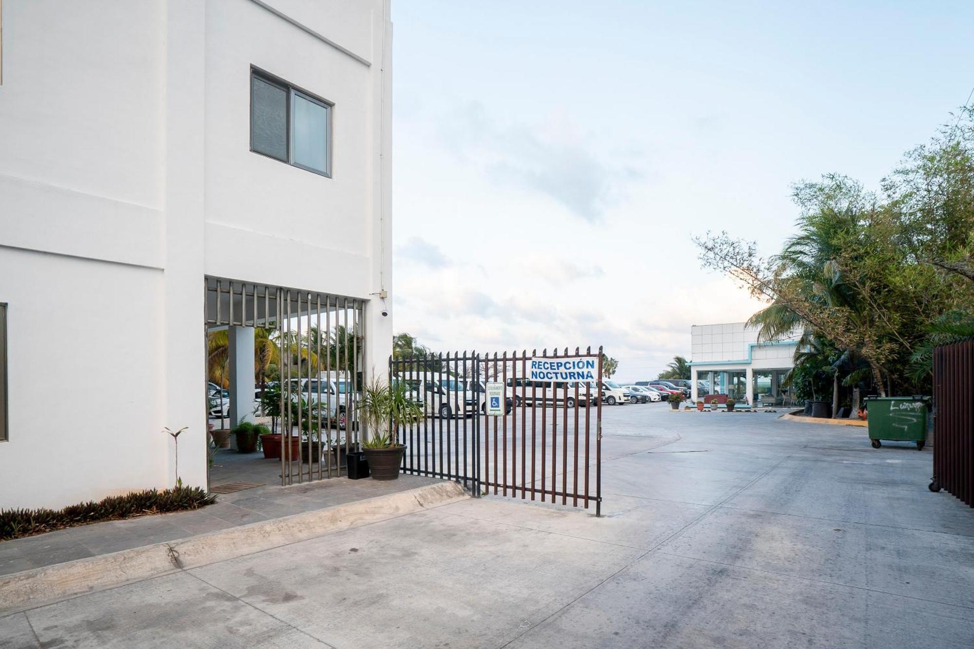 Capital O Cancun International Airport 24 7 Exterior photo